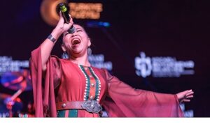 Salon doldu, vatandaşlar dışarıya taştı